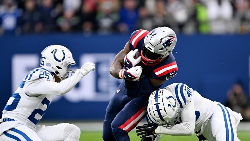 Flop auch in Frankfurt: Patriots verlieren weiter New Englands Ezekiel Elliott (M) wird von zwei Colts-Verteidigern gestoppt.