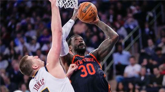 New York Knicks-Forward Julius Randle (30) zieht zum Korb gegen Denver Nuggets-Center Nikola Jokic (15).