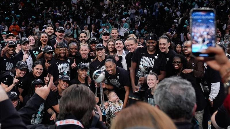 New York Liberty: Posen mit der Meisterschaftstrophäe.