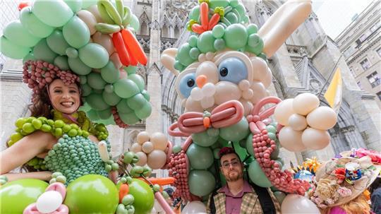 New York: kreative Outfits bei der Bonnet Parade am Ostersonntag vor St. Patrick’s Cathedral.