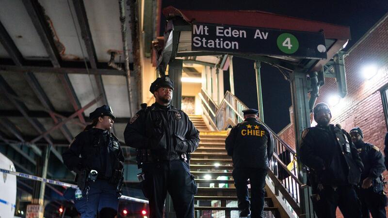 Mindestens ein Toter bei Schüssen in New Yorker U-Bahn New Yorker Polizisten stehen nach Schüssen in der U-Bahn-Station Mount Eden Avenue im New Yorker Stadtbezirk Bronx Wache.
