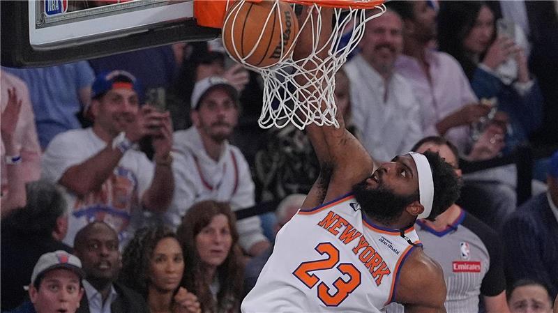 Berauschender Sieg: New York wahrt Chance aufs NBA-Finale New Yorks Center Mitchell Robinson bewies seine Stärke als Abräumer unter den Körben.