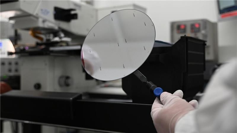 VW warnt vor möglichen Engpässen durch Nexperia-Lieferstopp Nexperia-Produktion in Hamburg. (Archivbild)