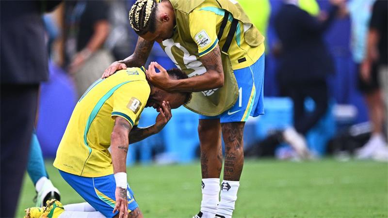 Neymar (Brasilien, l) wird nach dem Spiel von Raphinha (Brasilien) getröstet.