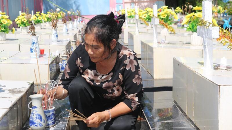 Mädchen unerwünscht: Der Föten-Friedhof von Vietnam Nguyen Thi Nhiem zündet Räucherstäbchen auf einem Friedhof an und betet für die Seelen der ungeborenen Kinder.