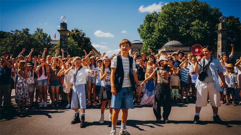 Nicholas Jonah Peter (Mitte) als Emil und seine vielen neuen Freunde in einer Szene des Films „Emil und die Detektive“ (Kinostart 24.09.2026).
