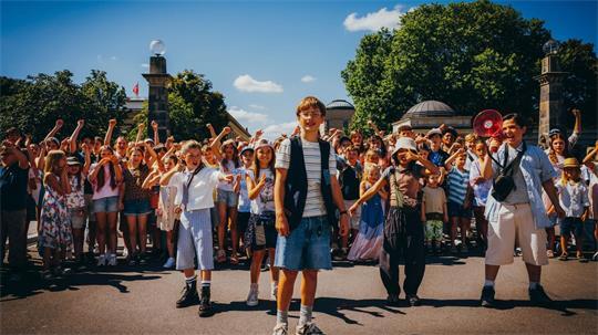 Nicholas Jonah Peter (Mitte) als Emil und seine vielen neuen Freunde in einer Szene des Films „Emil und die Detektive“ (Kinostart 24.09.2026).