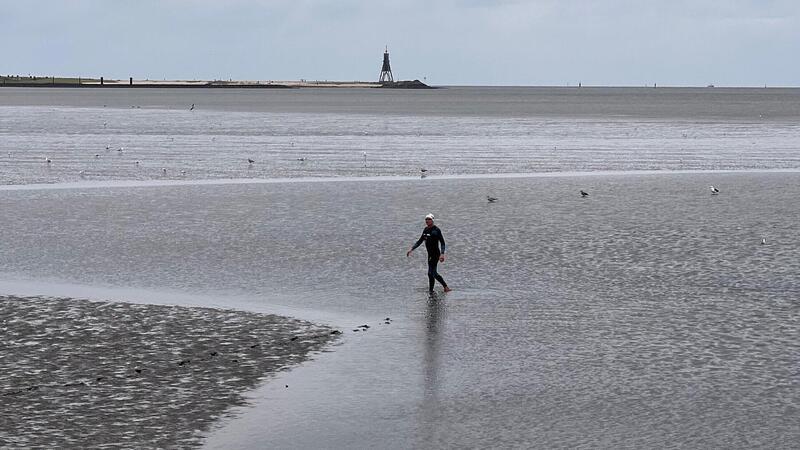 Andreas Fath geht im Wasser. 
