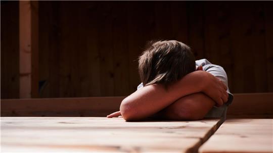 Nicht alle Fälle sexuellen Kindesmissbrauchs landen bei der Stader Opferhilfe. Die Dunkelziffer ist deutlich höher (Symbolbild).