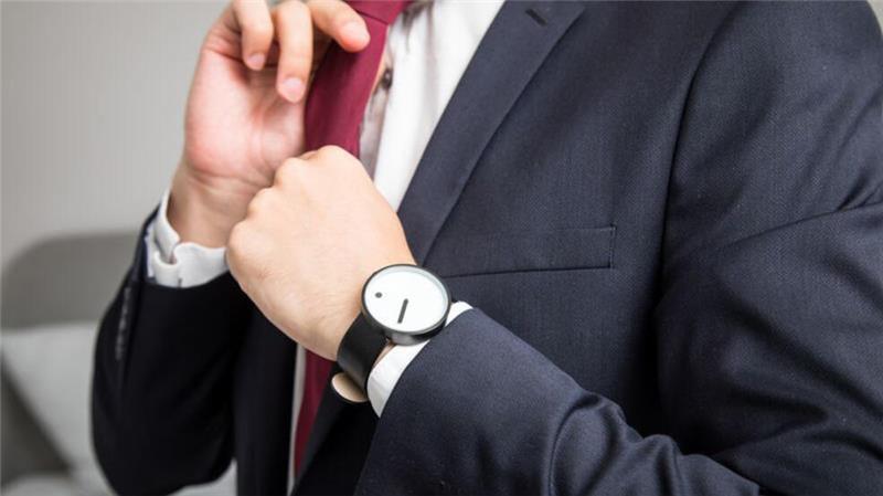 Nicht alle Uhren stellen sich automatisch um. Dazu gehören analoge Armbanduhren. 