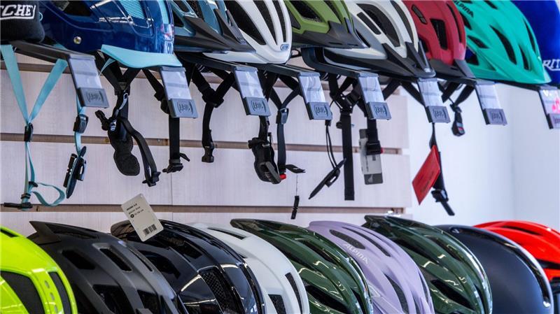 Nicht alle tragen einen Fahrradhelm, viele wünschen sich aber eine Helmpflicht. (Symbolbild)