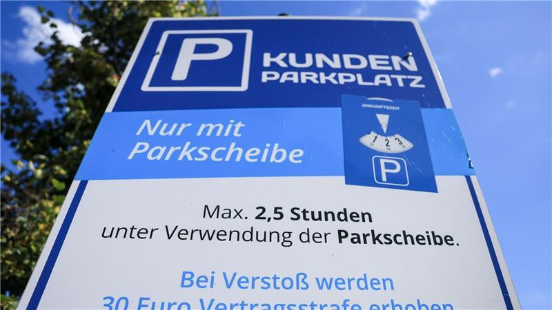 Verbraucherzentralen: Ärger über Parkplatzfirmen wächst Nicht an allen Parkplätzen seien die Parkbedingungen ausreichend ausgeschildert, kritisieren Verbraucherschützer. (Archivbild)