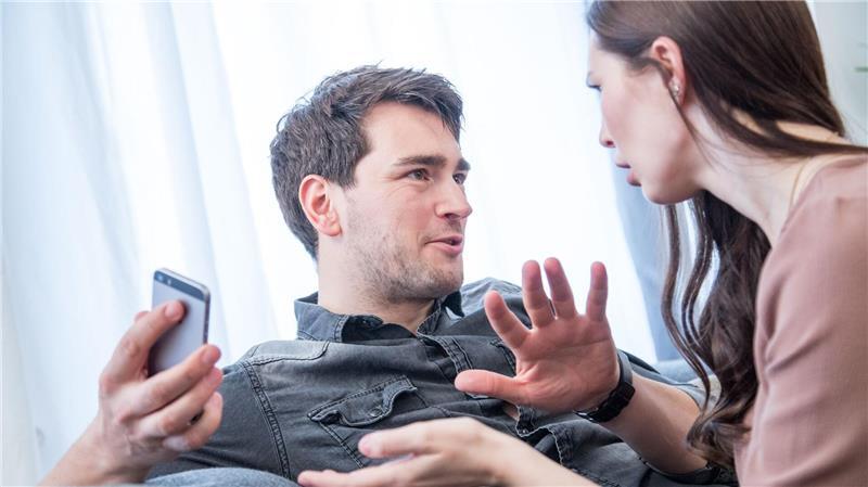 Nicht auf Augenhöhe: Kontrolle und Eifersucht bewirken oft, dass sich der andere unterordnet.