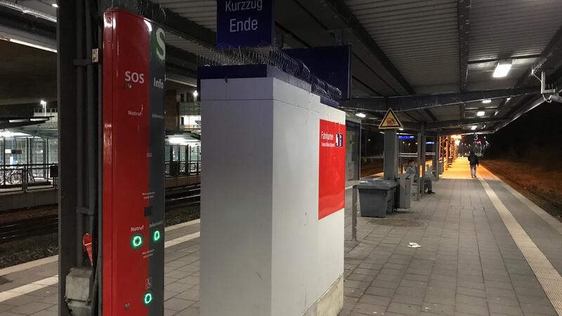 Nicht besonders auffällig: die Notrufsäule auf Bahnsteig 2.