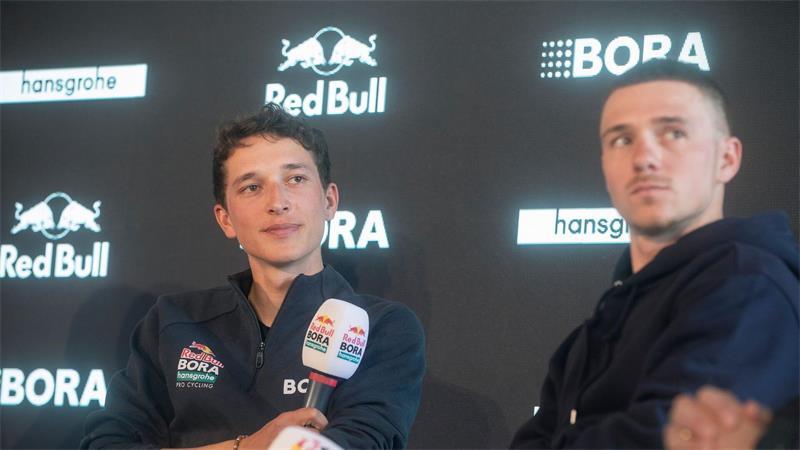 Giro, Tour, Alpen-WM? Lipowitz und die Zukunftsfrage Nicht die besten Freunde: Florian Lipowitz (l) und Remco Evenepoel. (Archivbild)