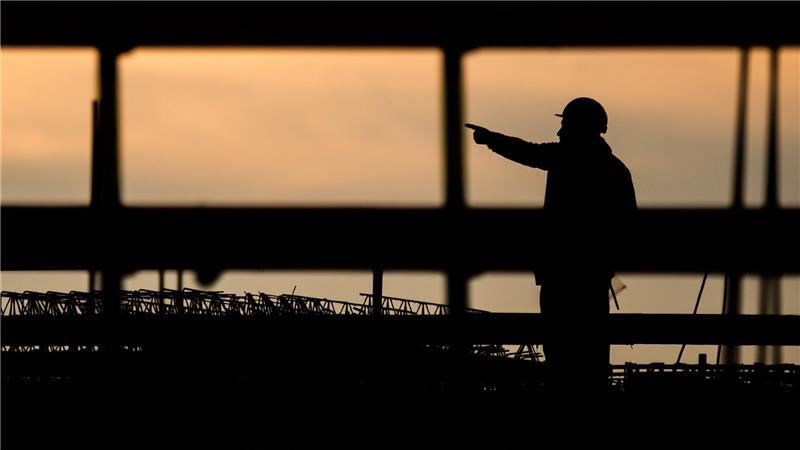 Nicht ein größeres Angebot an qualifizierten Arbeitskräften treibt den Rückgang des Fachkräftemangels, sondern die anhaltende Wirtschaftsschwäche. (Archivbild)