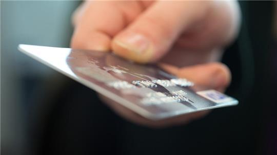Nicht einfach am Stück: Die ausgediente Bankkarte sollte zerschnitten zum Wertstoffhof gebracht werden.