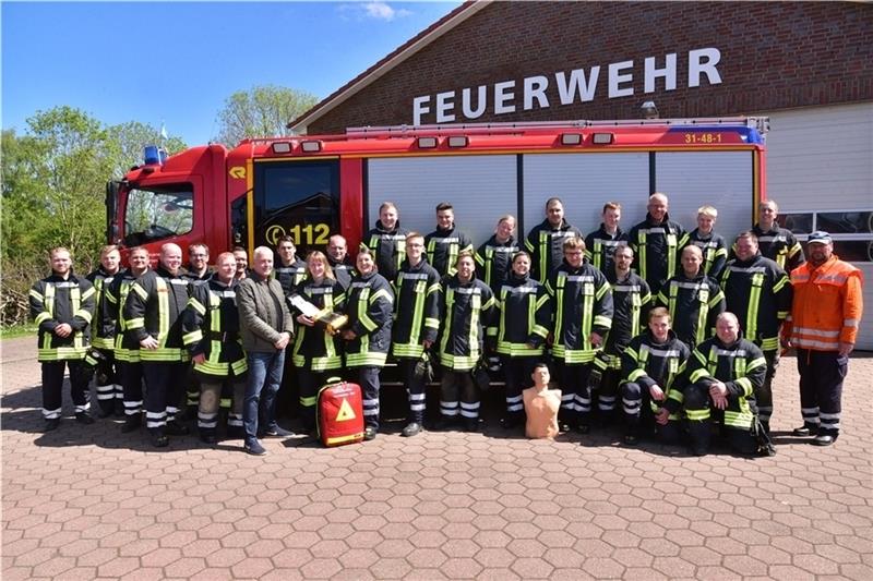•Nicht erst seit der Übergabe des neuen Defibrillators 2019 ist die Asseler Feuerwehr für die Aufgaben als Notfallgruppe gerüstet. Damals war auch FWG-Fraktionschef Cornelius van Lessen dabei. Foto: Beneke