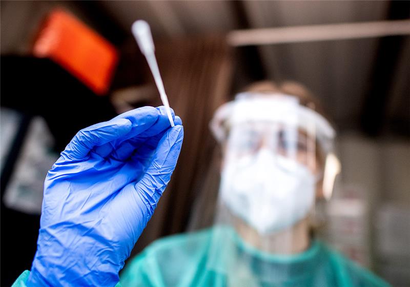 Nicht für alle abgerechneten Tests wurde auch wirklich ein Abstrich genommen. Foto: Hauke-Christian Dittrich/dpa