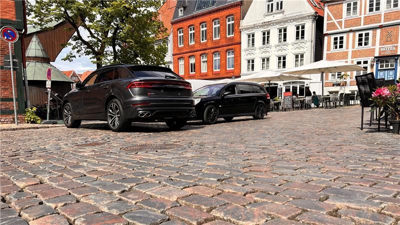 Nicht gerade ein Schmuckstück in der Altstadt: geparkte Autos am Fischmarkt - hier mit Blick auf den alten Holzkran.