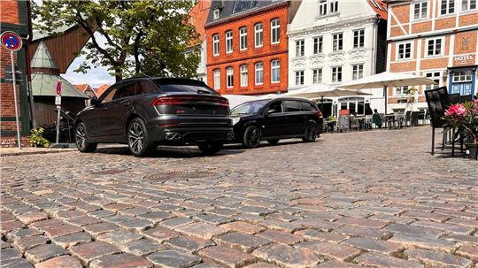 Nicht gerade ein Schmuckstück in der Altstadt: geparkte Autos am Fischmarkt - hier mit Blick auf den alten Holzkran.