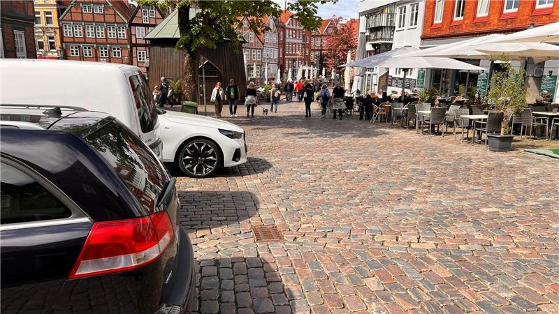 Grüne und SPD: Ist der Fischmarkt in Stade bald komplett autofrei? Nicht gerade ein Schmuckstück in der Altstadt: geparkte Autos am Fischmarkt - hier mit Blick auf den alten Holzkran und Wasser West.