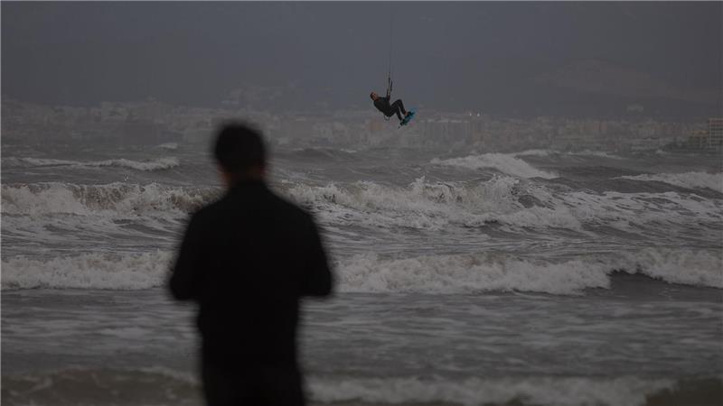 Nicht gerade gemütliches Strandwetter auf Mallorca, aber ideale Bedingungen für Kitesurfer.