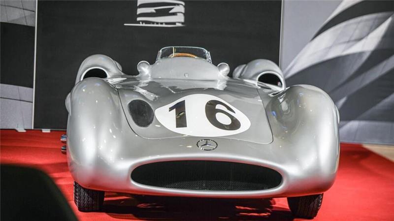 Mercedes-Oldtimer für 46,5 Millionen Euro versteigert Nicht gerade günstig, aber dennoch bei weitem nicht das teuerste Auto der Welt: Ein seltener „Silberpfeil“ aus dem Jahr 1954 ist in Stuttgart für 46,5 Millionen Euro versteigert worden.