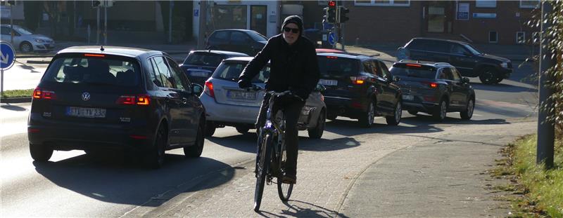 Nicht immer ein Vergnügen: Radfahren in Stade bei dichtem Autoverkehr. Foto: Wiki Stade