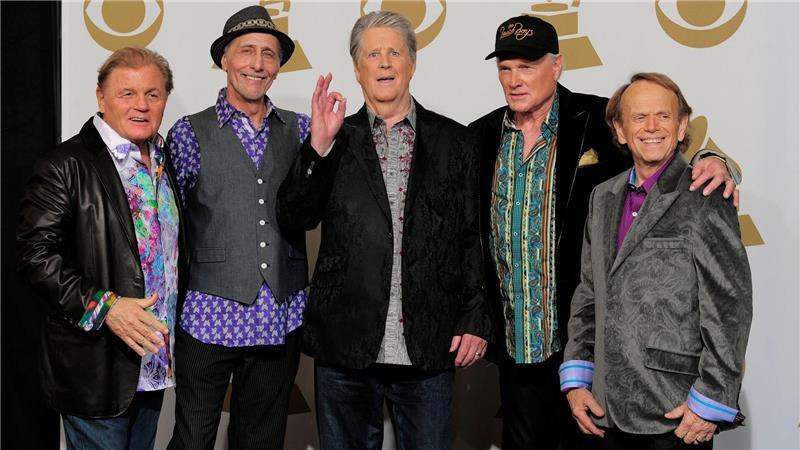 Musikgenie Brian Wilson: Sonnenschein und dunkle Schatten Nicht immer ging es bei den Beach Boys harmonisch zu. Brian Wilson (M) und sein Cousin Mike Love (2. v. r.) begegneten sich auch vor Gericht. (Archivfoto)