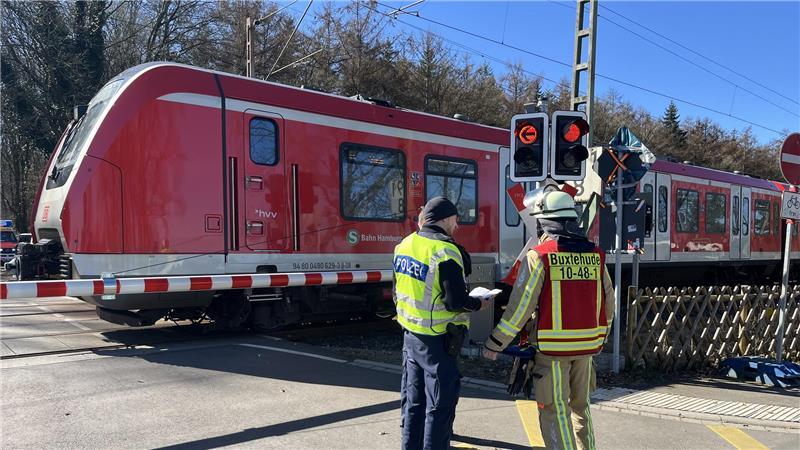 Nicht immer hat der Stillstand der S-Bahn einen so tragischen Grund wie hier nach einem Unfall zwischen Buxtehude und Neukloster. Die vielen Bahnübergänge zwischen Stade und Neugraben machen den Betrieb für Störungen anfällig.