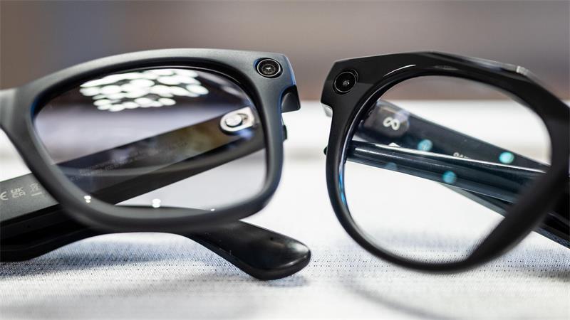 Nicht immer lässt sich auf den ersten Blick feststellen, ob ein Mensch ein Smarte Datenbrille trägt.