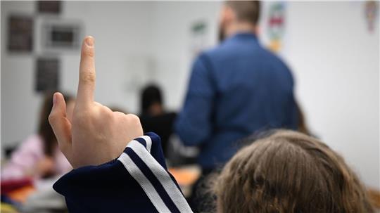 Nicht immer melden sich Schüler so brav: Immer mehr Lehrkräfte nehmen das Verhalten im Klassenzimmer als Belastung wahr. (Symbolbild)
