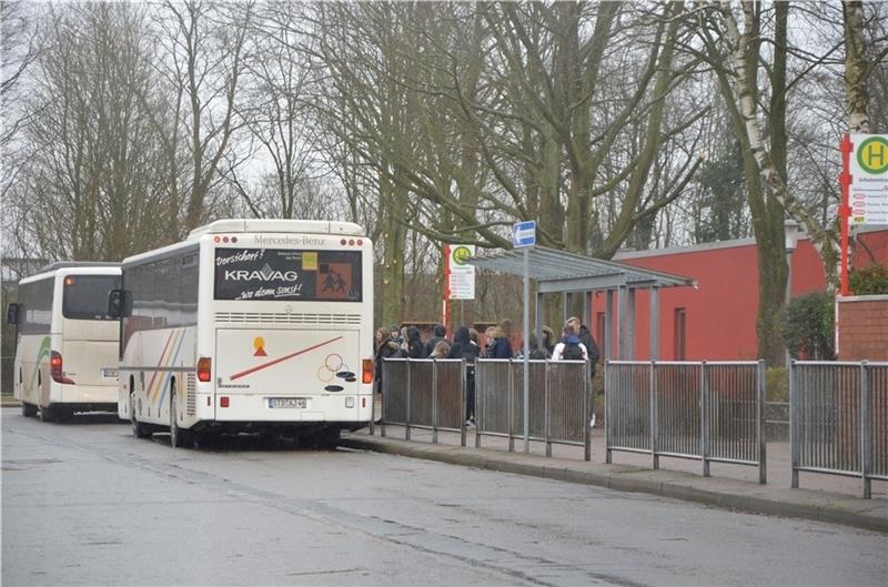 Nicht immer sind die Busse, die die Schüler zur Porta-Coeli-Schule bringen und von dort abholen, pünktlich. Foto: von Allwörden