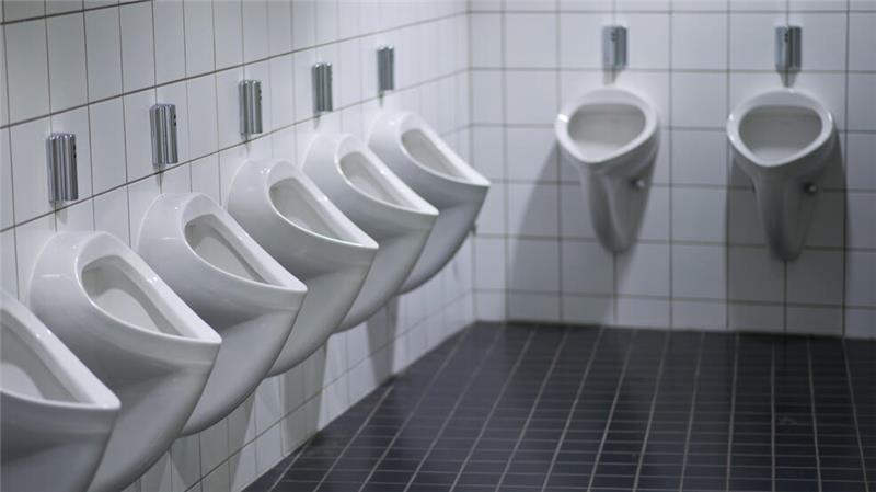 Blockade am Pissoir: Wenn es bei Männern nicht „läuft“ Nicht jedermanns Sache: in Gesellschaft am Pissoir pinkeln. Für Betroffene ist der Anblick eines leeren Toilettenraums deshalb schon die erste Erleichterung.