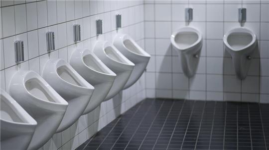 Nicht jedermanns Sache: in Gesellschaft am Pissoir pinkeln. Für Betroffene ist der Anblick eines leeren Toilettenraums deshalb schon die erste Erleichterung.
