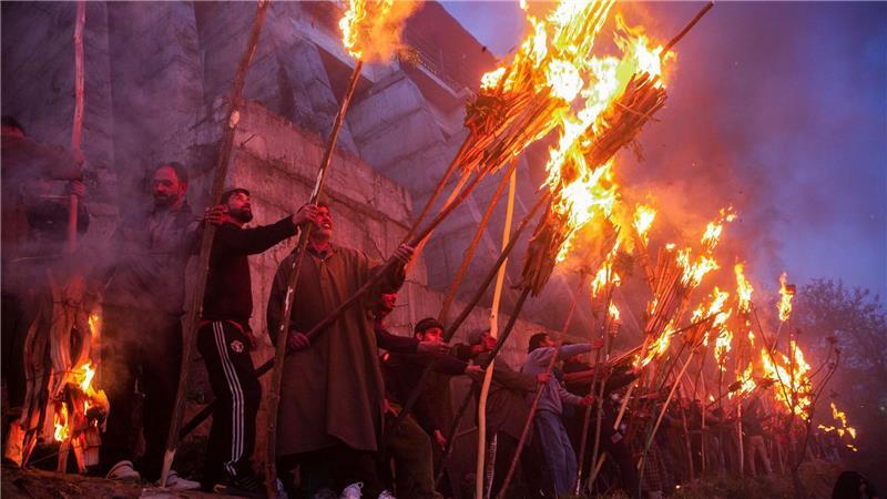 Nicht lange fackeln: Dorfbewohner halten Fackeln aus Kiefernholz während eines Fackelfestes im Dorf Aishmuqam, etwa 70 km südlich von Srinagar im indischen Kaschmir.