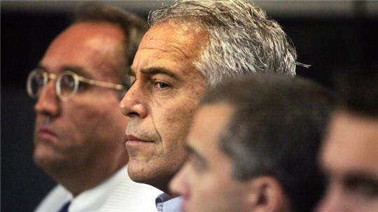 Nicht lange nach der Festnahme wurde Jeffrey Epstein (M) im August 2019 tot in seiner Zelle gefunden. Offiziellen Angaben zufolge nahm er sich das Leben.