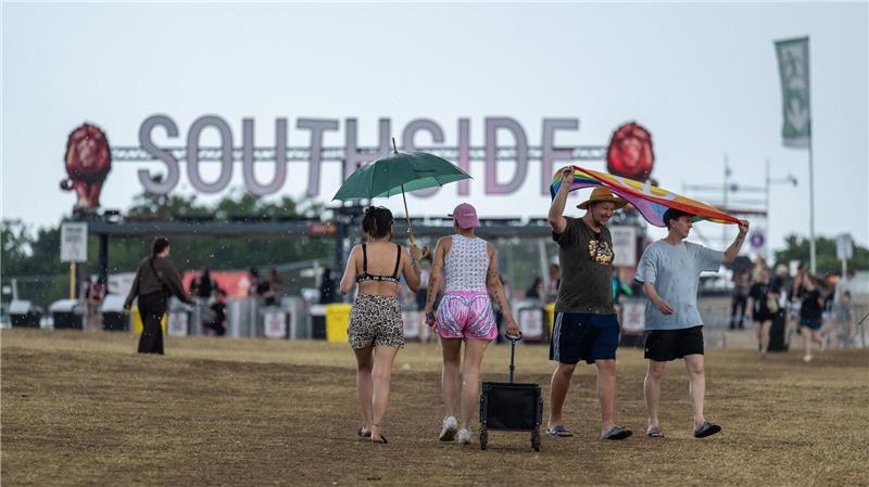 Nicht mal der Regen kann die gute Laune verscheuchen beim Southside-Festival.