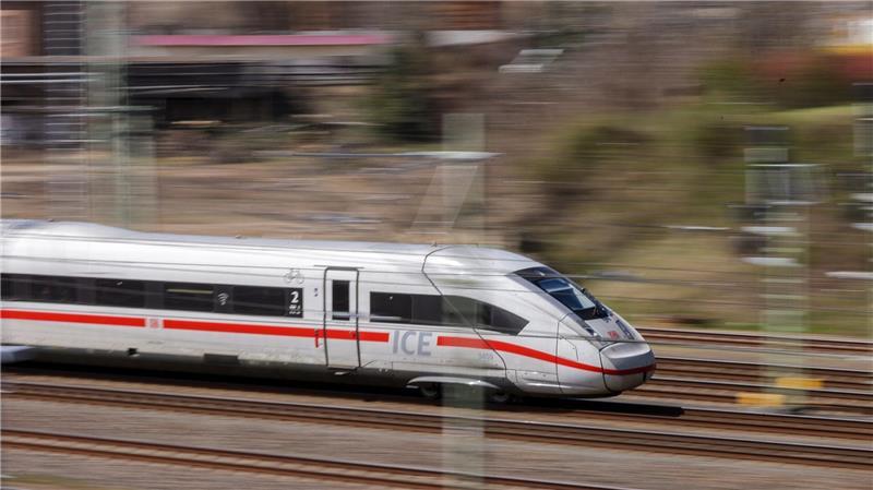 Fernzüge im März noch unpünktlicher als vor einem Jahr Nicht mal zwei von drei Fernzügen der Deutschen Bahn waren im März pünktlich. (Archivbild)