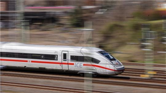 Nicht mal zwei von drei Fernzügen der Deutschen Bahn waren im März pünktlich. (Archivbild)