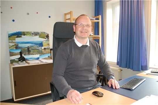 Nicht mehr Tür an Tür mit der Bürgermeisterin: Der 48-jährige Kämmerer Kai Pauls ist inzwischen innerhalb des Apenser Rathauses „Junkernhof“ in das einstige Kämmerer-Büro umgezogen. Foto: Laudien
