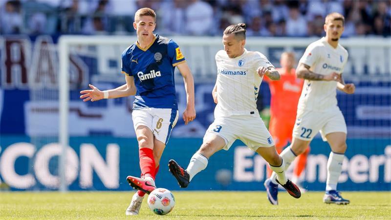 Nicht mehr für Holstein Kiel am Ball: Verteidiger Marko Ivezić (l). (Archivbild)