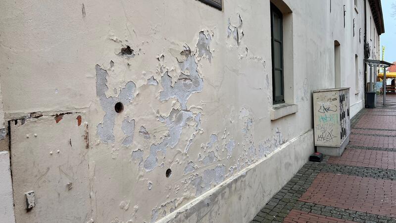 Chancen und Defizite: Die Checkliste für die Stader Innenstadt Nicht mehr schön anzusehen: Am altehrwürdigen Zeughaus blättert die Farbe großflächig ab.
