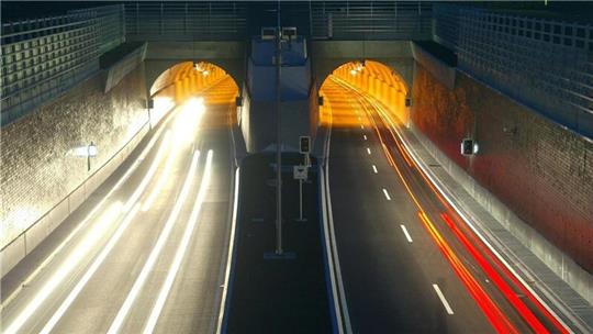 Nicht mehr wegzudenken: Der Wesertunnel ist für den Verkehrsstrom in der Region von größter Bedeutung. Täglich rollen rund 17.500 Fahrzeuge durch die beiden Röhren.