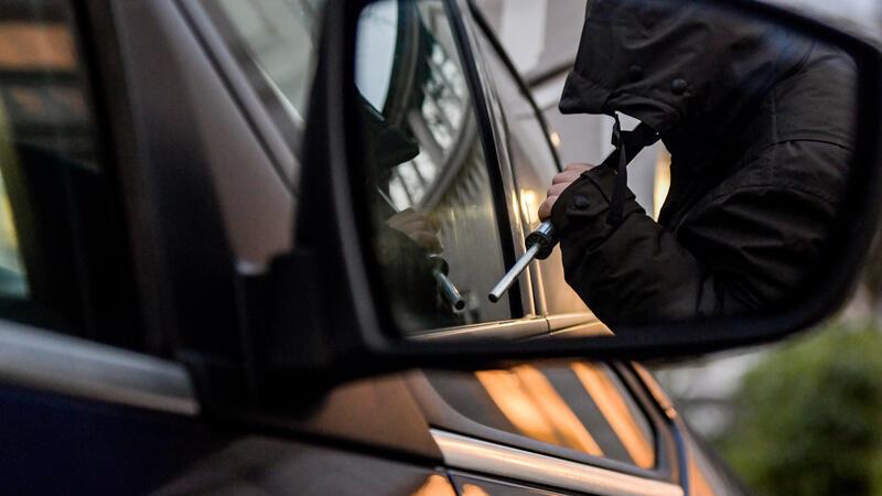 Unverschlossene Autos: Dieb hält Harsefeld seit Wochen in Atem Nicht mit Gewalt, aber ohne Scheu vor Privatgrundstücken geht der Dieb im Bereich Harsefeld/Ahlerstedt vor (Symbolbild).