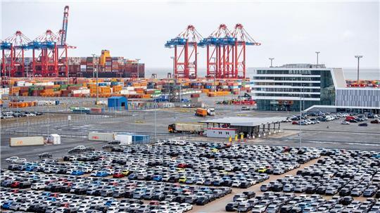 Nicht nur Container, auch viele Autos werden im JadeWeserPort umgeschlagen - auch dafür soll ein neues Terminal entstehen.
