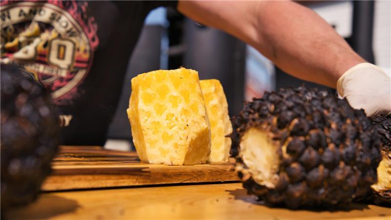 Raucharoma und Zeit: Himmelpfortener gibt Tipps fürs Grillen im Smoker Nicht nur Fleisch, auch Gemüse und Obst wie Ananas kommt in den Smoker.
