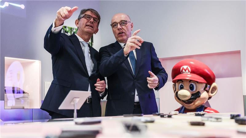 Nicht nur Kulturstaatsminister Wolfram Weimer und der Präsident der Stiftung Haus der Geschichte, Harald Biermann, können nun rätseln, welche Handy sie noch kennen.