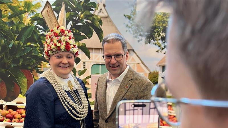 Nicht nur Landrat Kai Seefried, sondern auch viele Messebesucher wollten ein Foto mit der Altländer Blütenkönigin Ella Weilert.